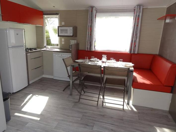 Camping le Rouge Gorge 10' Puy du Fou - Mobilheim 4 personen - Mobilhome Ti 26m² mit halbüberdachter Terrasse (2 Schlafzimmer) 4 pers. Komfort 4 pers in Saint-Laurent-sur-Sèvre, Loire-Tal