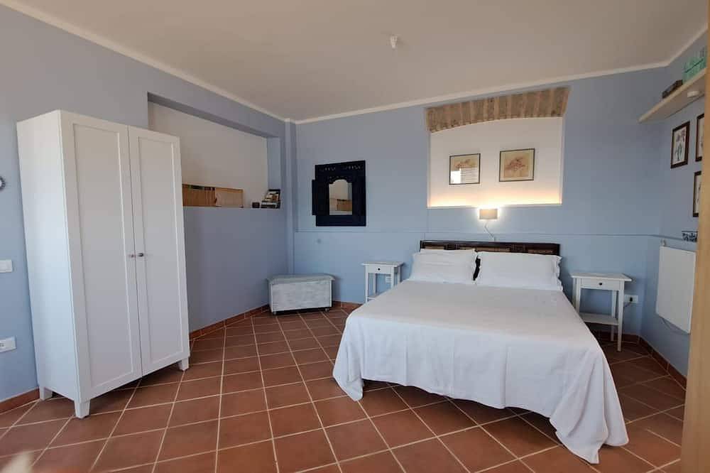 Enchanted lakeside retreat with garden in Trevignano Romano, Braccianosee