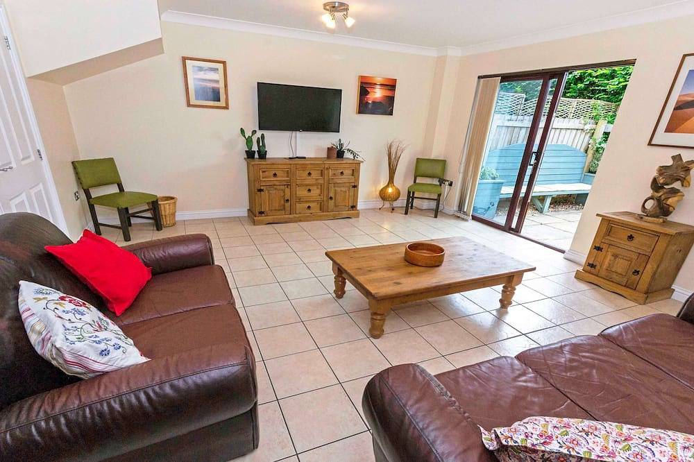 Oysters | Sleeps 6 | Modern Villa & Dog Friendly in Braunton, Devon