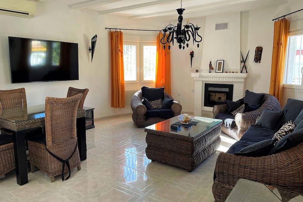 Villa Eva, schöne Villa , freistehend mit eigenem Pool, 500 m zum Sandstrand in Oliva, Costa Blanca