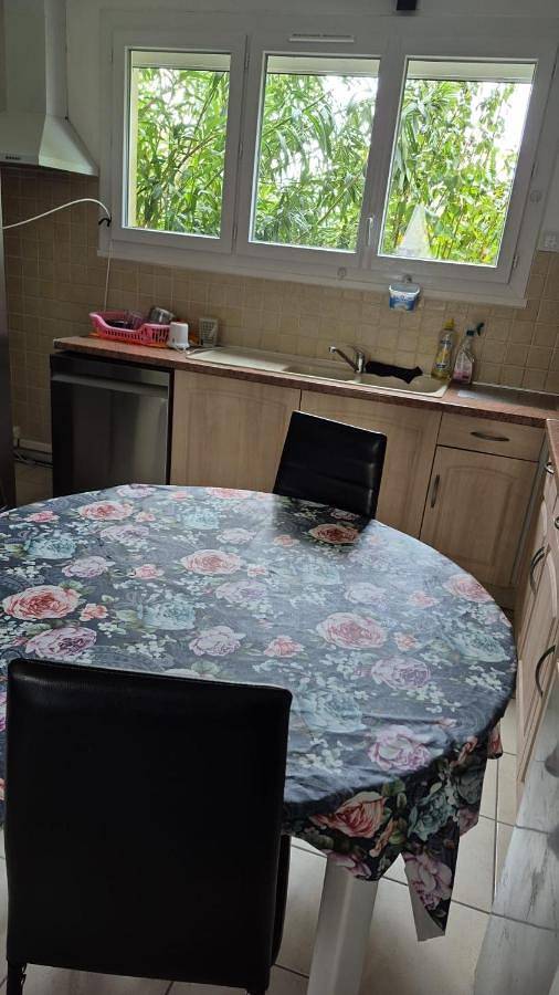 Location de vacances pour 6 personnes, avec Terrasse et Jardin ainsi que Piscine et Vue à Saint-Médard-de-Guizières - 4