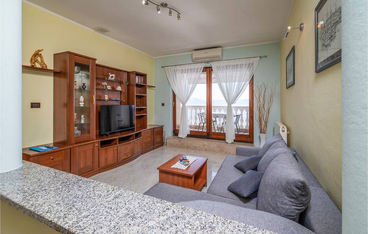 Entire holiday apartment, Cozy 2km to Beach: WiFi, Washer, AC, Pool & Terrace Getaway in Raša, Eastcoast Istria