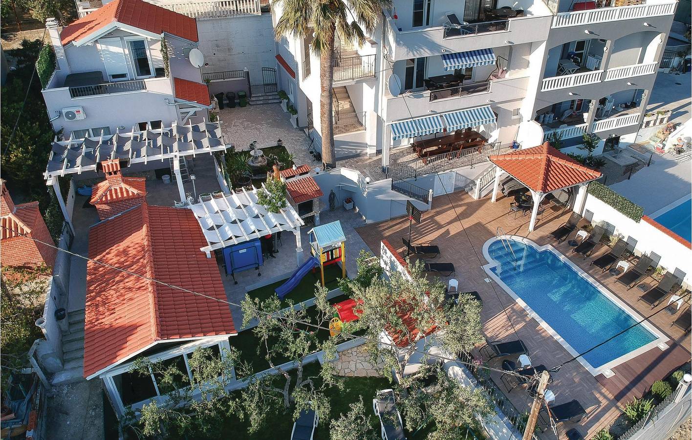 Reizende 2-Zimmer-Wohnung mit Pool und Terrasse, 1 km vom Strand entfernt in Jesenice, Split-Dalmatien