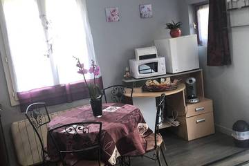 Maison D’hôte pour 3 Personnes dans Sainte-Famille-en-Auge, Région de Lisieux, Photo 1