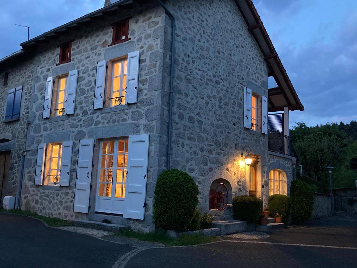 Gîte 2/4 pers, Piscine-Wifi Calme, nature in Omps, Région d'Aurillac