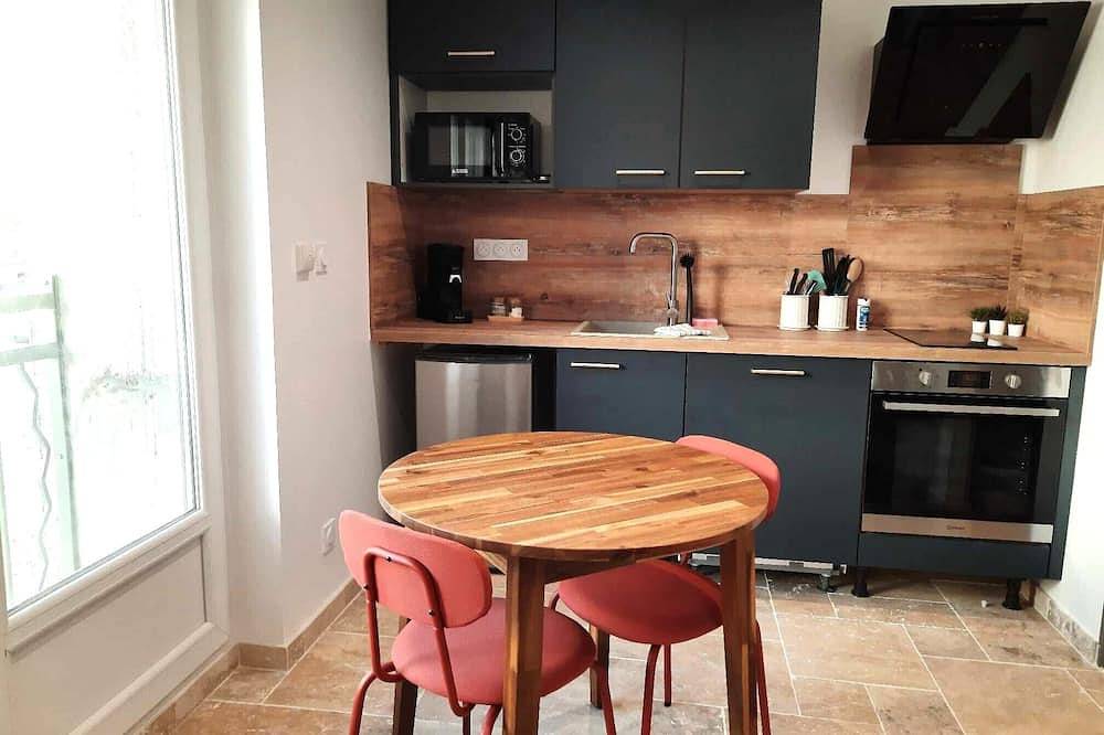 Entire apartment, Comfortable aparthotel with terrace in Tulette, Nyons region