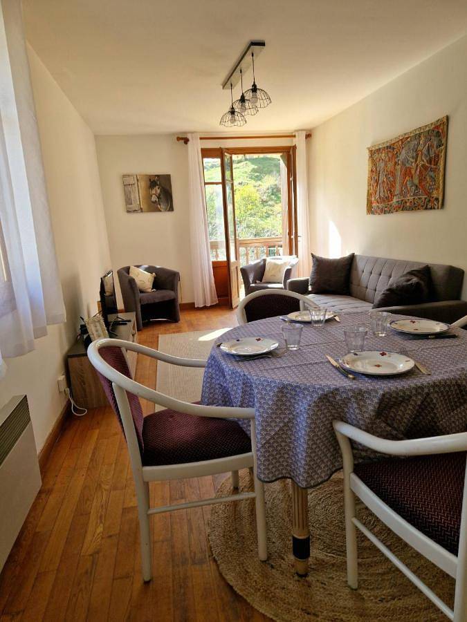 Gîte pour 4 personnes, avec terrasse à Coubisou