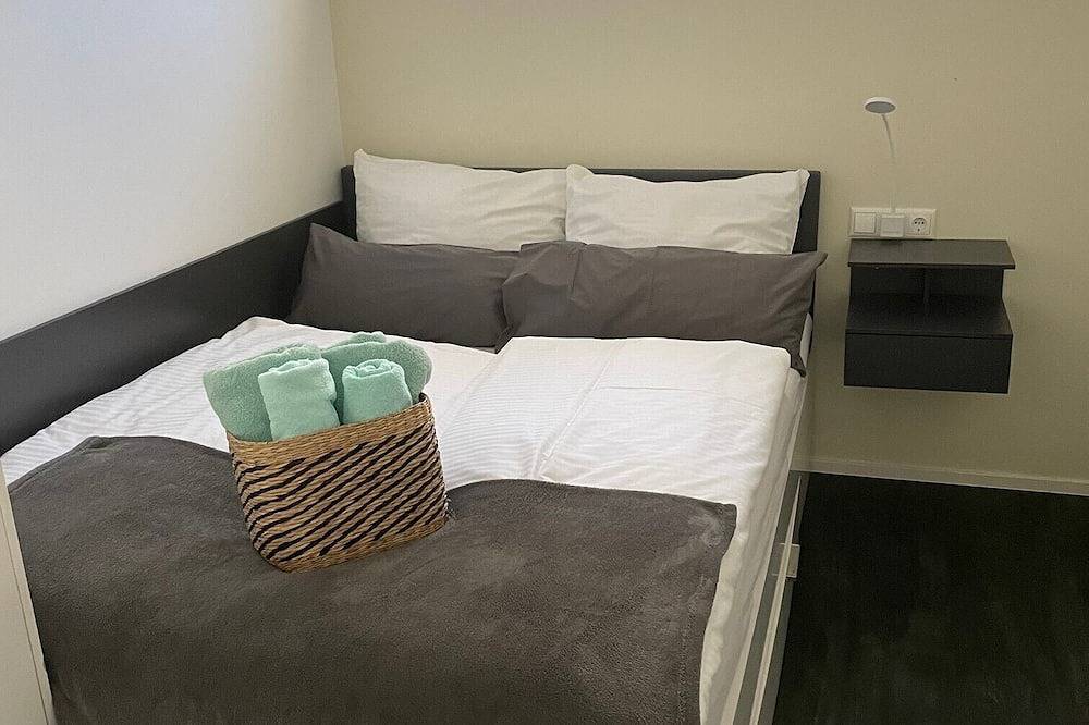 Ganze Wohnung, Ferienhaus mit 6 Apartments, Terrasse und Blick auf den Stausee in Saaldorf, Bad Lobenstein