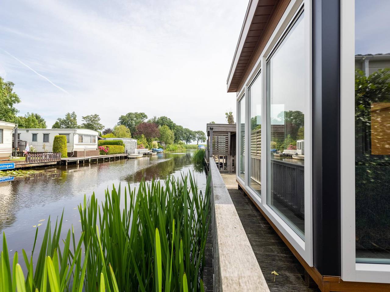 Chalet in Friesland am Wasser mit Schaluppe in Regio Zwolle