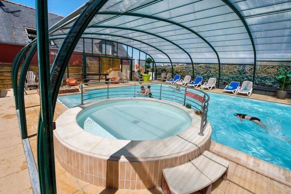 Zecamping 4 étoiles 200m plage piscine couverte tente Tv 35m2 in Plomodiern, Iroise