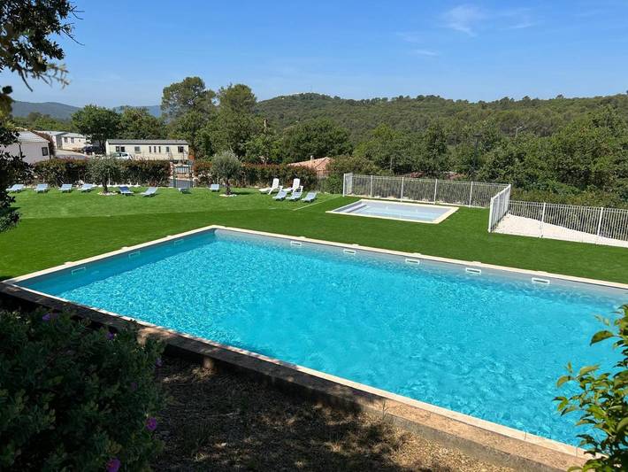 Camping pour 5 personnes, avec jardin et bassin pour enfant ainsi que vue et piscine, animaux acceptés