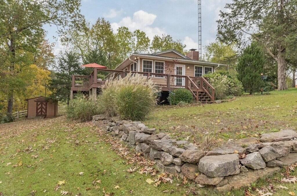 Charming home with lake views in Lake Gaston