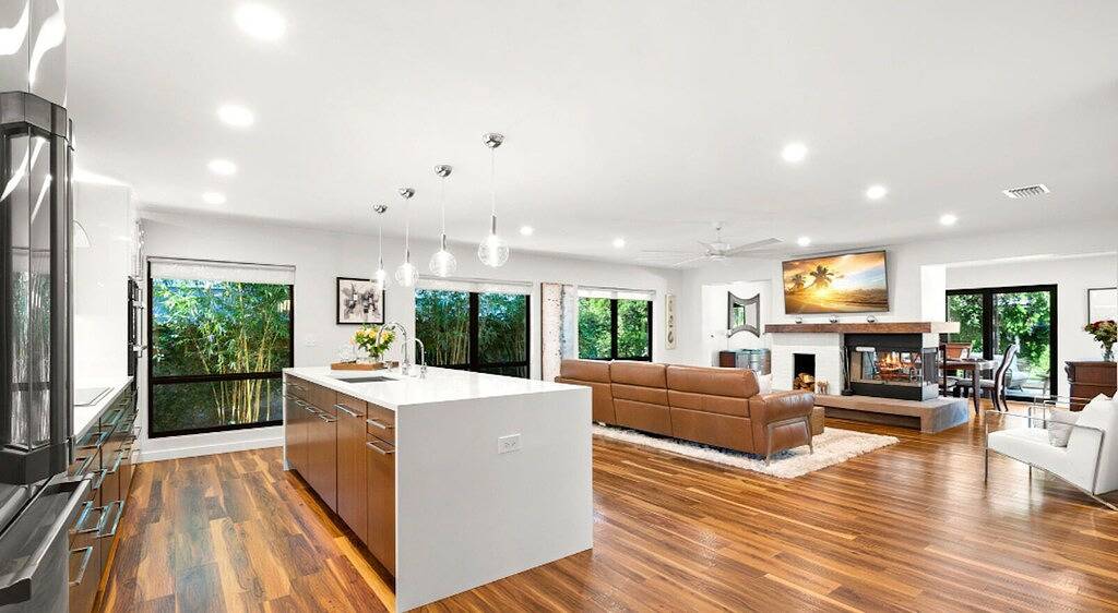 Luxe Executive Home Heated Pool, Outdoor Fireplace,Guesthouse!! in South Tampa, Tampa