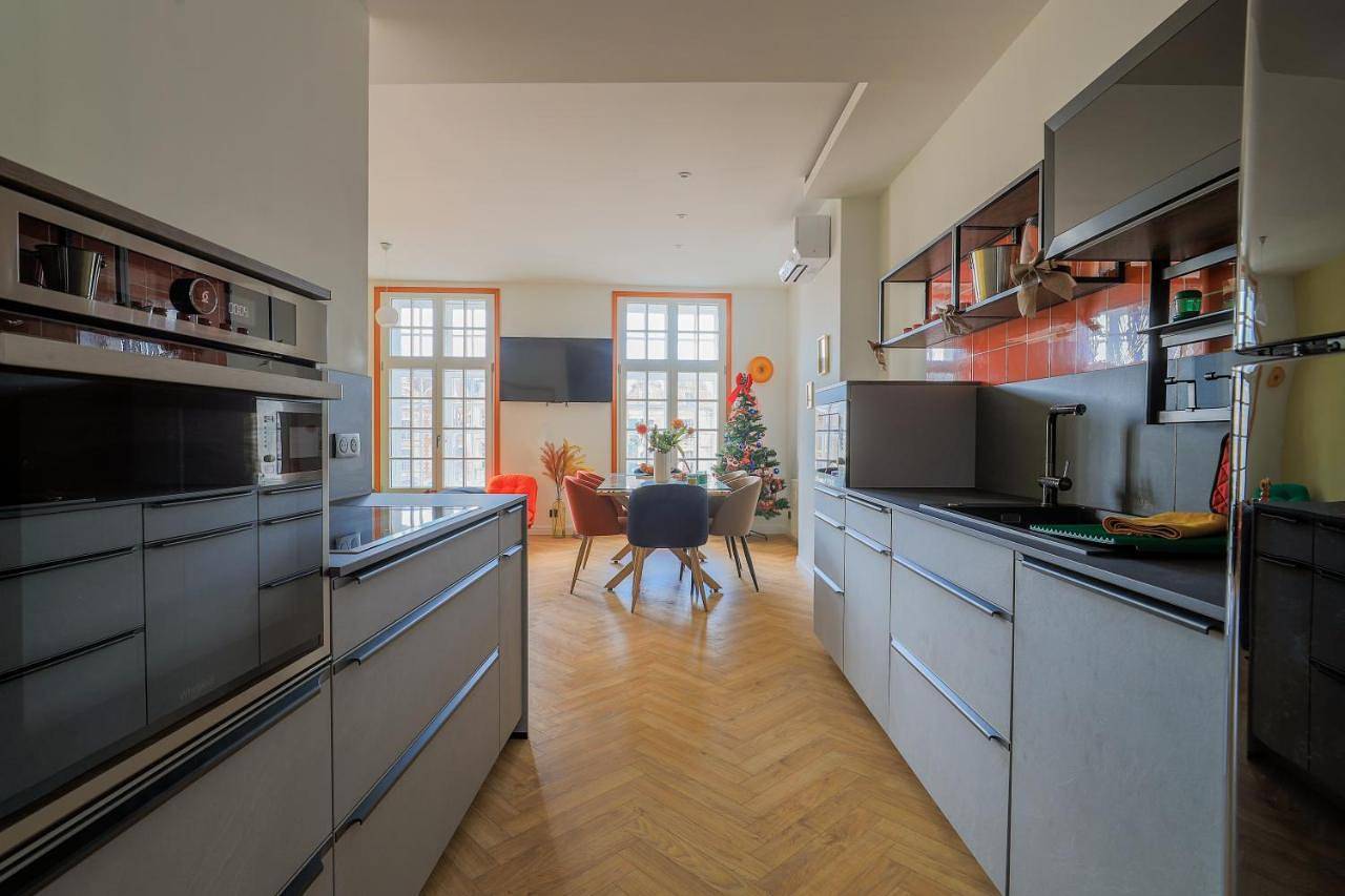 Appartement entier, Duplex coloré 6 personnes Place des Héros - vue Beffroi - Centre ville in Arras, Région d'Arras