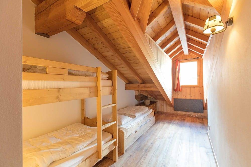 Geheel appartement, Apt Catherine - beautifully presented 3 bedroom duplex apartment, close to piste in Montgenèvre, Briançon en omgeving
