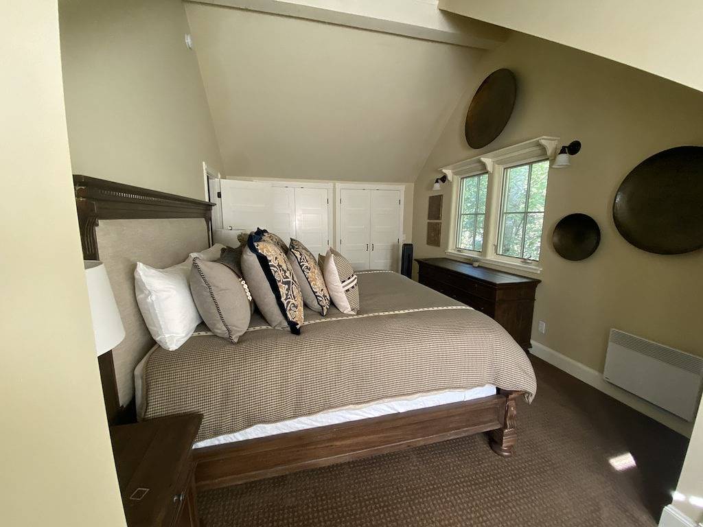 Luxurious Home w/Hot Tub, 5 minute walk to Town and Beach in Orcas Island