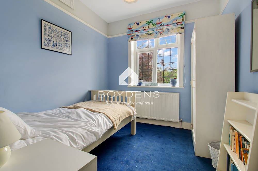 Located in one of the popular Frinton Avenues within walking distance of shops, cafes and beaches in Frinton on Sea, Frinton and Walton