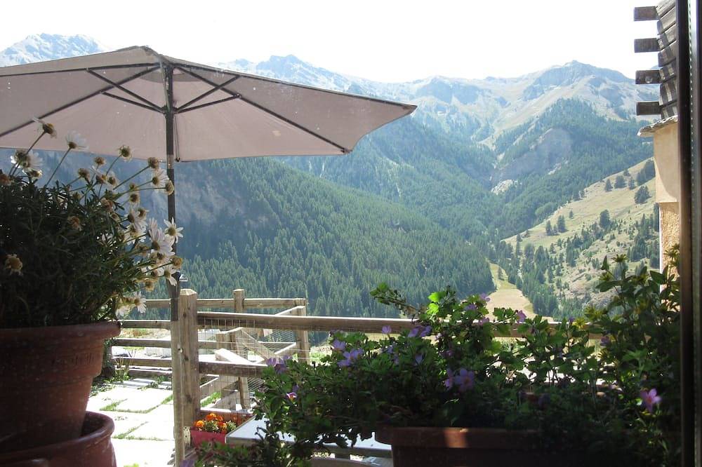 Appartement entier, Appartement 30m² 2 personnes plein sud avec terrasse. à 2040 mètres. in Saint-Véran, Queyras