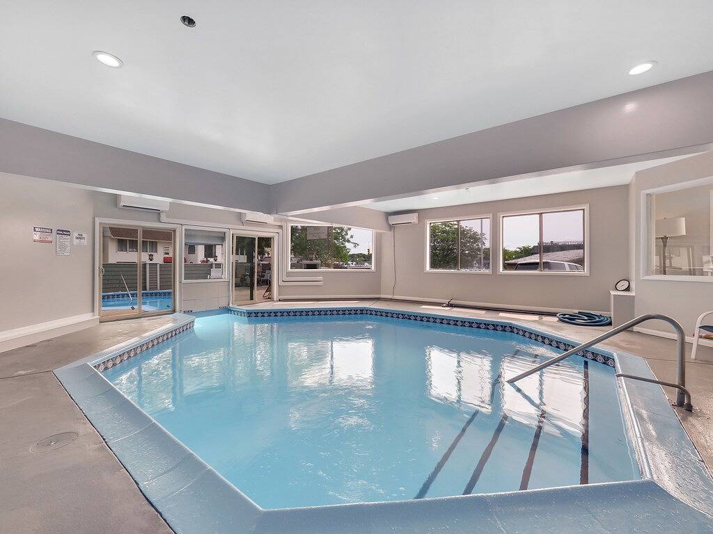 Ganze Wohnung, Downtown Charlevoix | Indoor/Outdoor Pool | Remodeled in Charlevoix, Charlevoix County