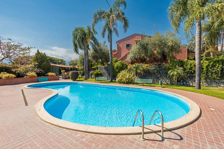 Appartamento per 5 persone, con giardino, adatto a famiglie con bambini in Giardini-Naxos