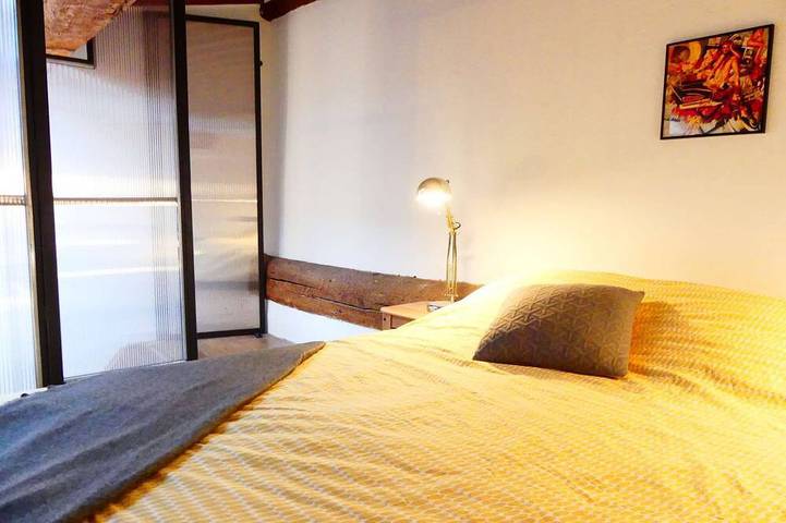 Entire apartment, 1 Bedroom with terrace - Wifi, Air Conditionning / 1 to 5 People in Aix-en-Provence, Mediterranean Coast (France)