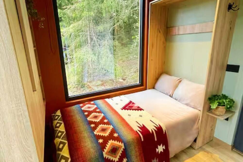 Freyja Summer Forest Retreat | Lakeside Views & Outdoor Tub (Near Gothenburg) in Mark, Västergötland