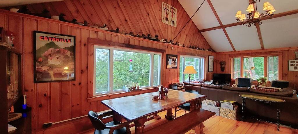 Log Cabin thront über einem Wasserfall mit Blick auf die Berge in Sullivan County