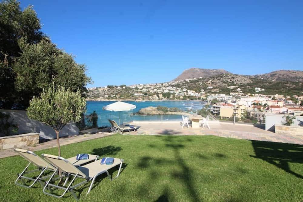 Seadream Beachfront Villa with sea view and jacuzzi in Almyrida, Vámos