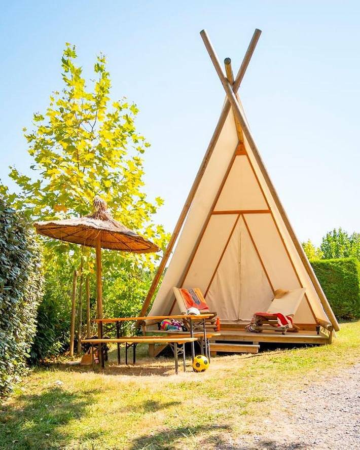 Camping pour 2 personnes, avec Terrasse et Jacuzzi ainsi que Jardin et Piscine