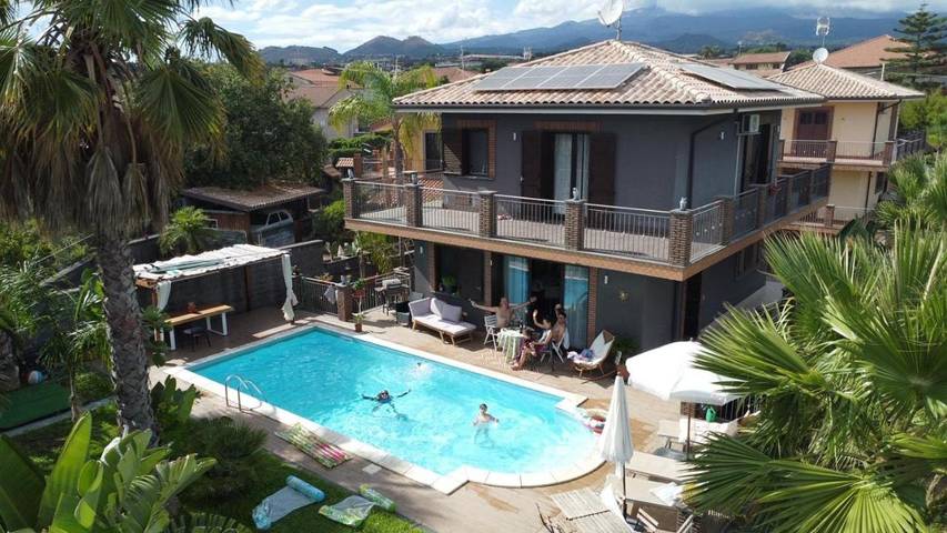 Appartamento per 9 persone, con panorama e giardino nonché piscina, con animali domestici a Mascalucia