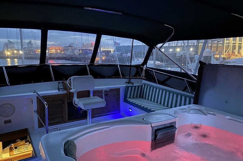 Classic Yacht Nadine with Hot Tub, Poole Harbour Bay in Poole, Poole Harbour