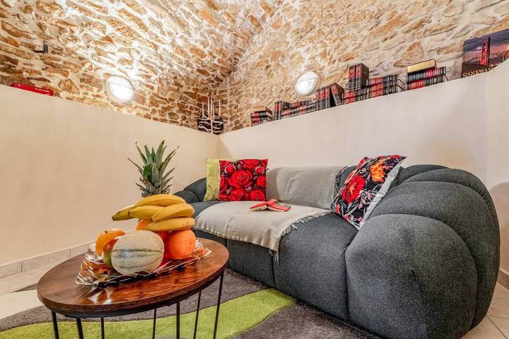 Entire apartment, Apartment 'Gite Vert - Paradis De Provence' with Shared Terrace and Wi-Fi in Le Pin, Nimes region