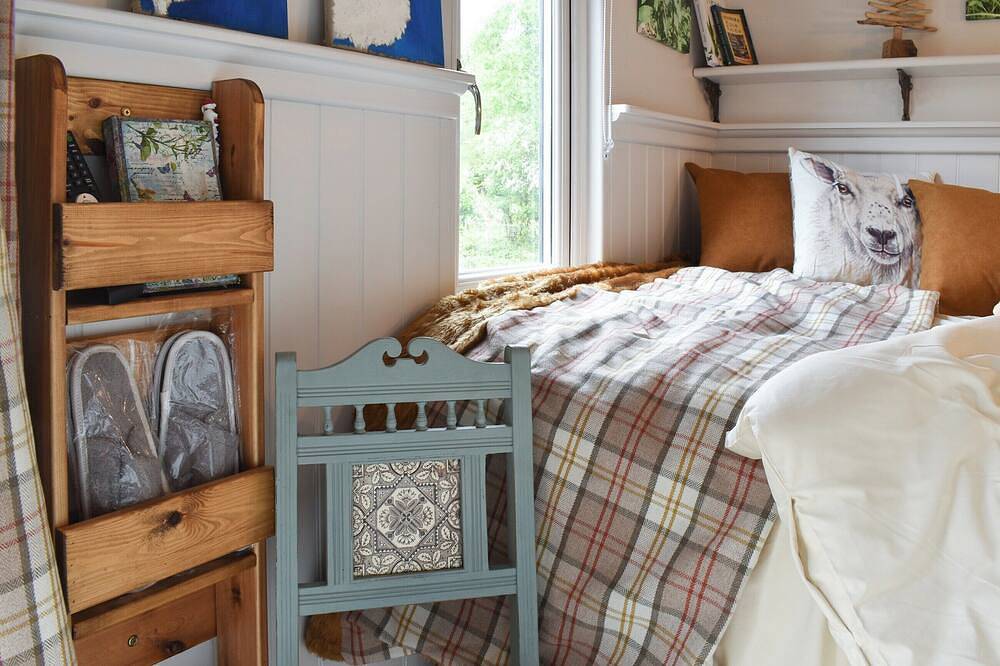 Spruce Shepherd's Hut in Wilmslow, Cheshire East