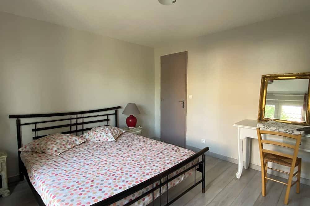 Accommodation in L'Isle sur la Sorgue, 5 minutes' walk from the town center in L'Isle-sur-la-Sorgue, Vaucluse