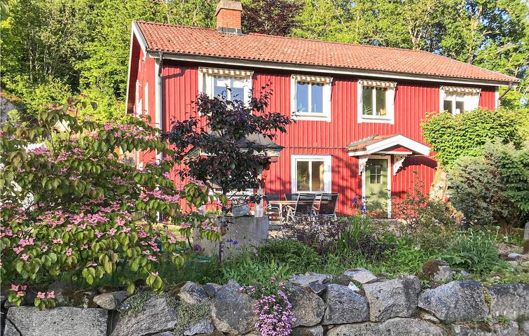 Hus för 6 Personer med trädgård in Langasjön