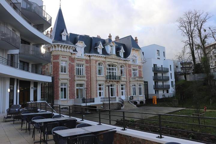 Appart’hôtel pour 2 personnes, avec Terrasse et Jardin ainsi que Piscine et Sauna