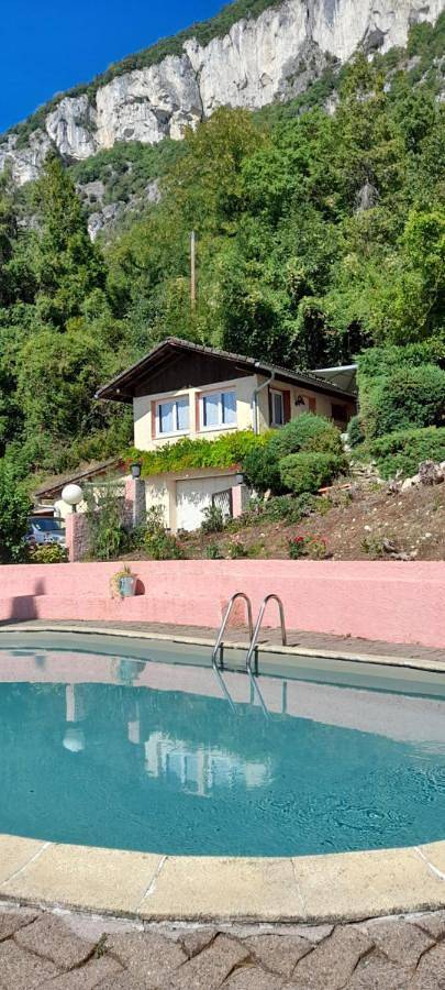 Gîte pour 2 personnes, avec vue et terrasse ainsi que vue sur le lac et piscine à Chindrieux