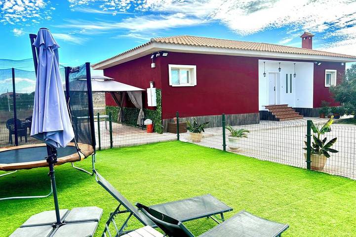 Casa rural para 8 personas, con jacuzzi además de terraza y jardín, Se admiten mascotas en Alicante