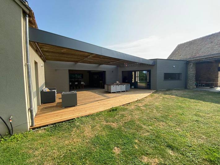 Location de vacances pour 10 personnes, avec terrasse ainsi que jardin et vue à Neuville-sur-Sarthe