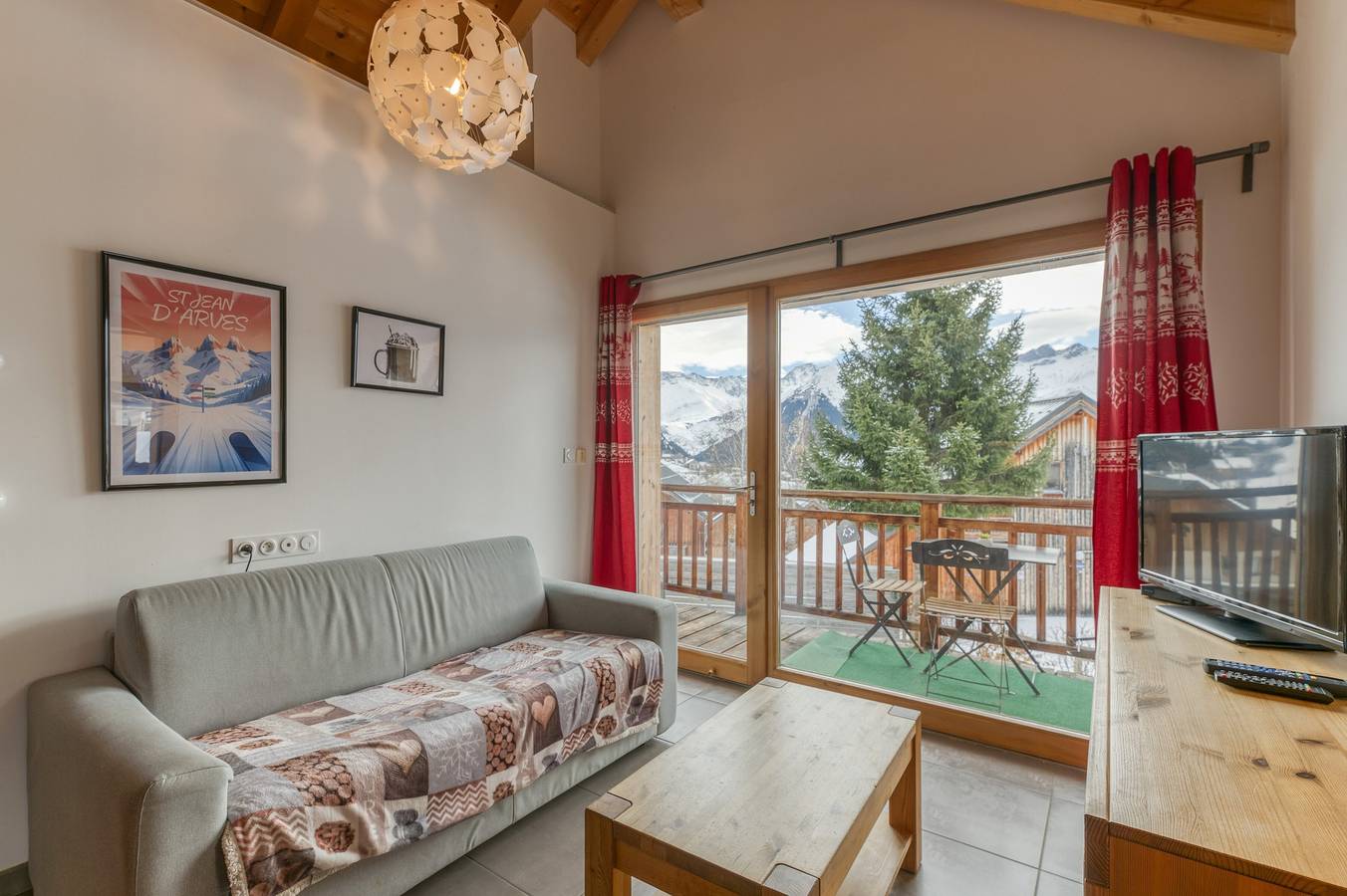 Ganze Wohnung, Ferienwohnung 'Le Dahut' mit Bergblick, Gemeinschaftsterrasse und Wi-Fi in Saint-Jean-d'Arves, Region Saint-Jean-de-Maurienne