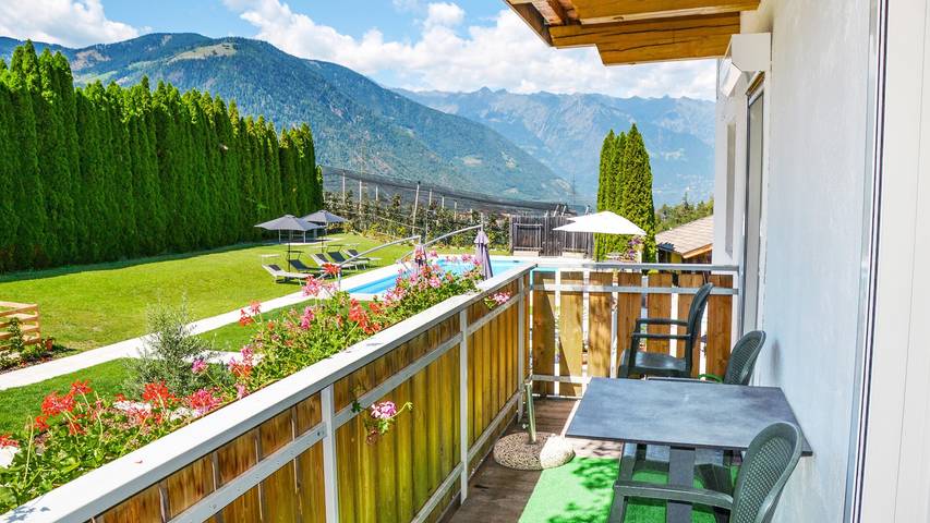 Apartamento inteiro, Apartamento 'Residência Sonnegg 4' com vista para a montanha, piscina partilhada e Wi-Fi in Völlan, Lana