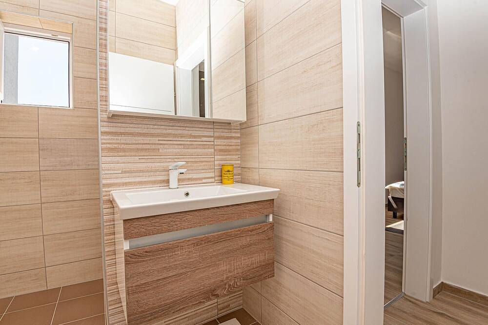Ganze Wohnung, Tolle 1-Zimmer-Wohnung in Brodarica in Sibenik, Šibenik-Knin