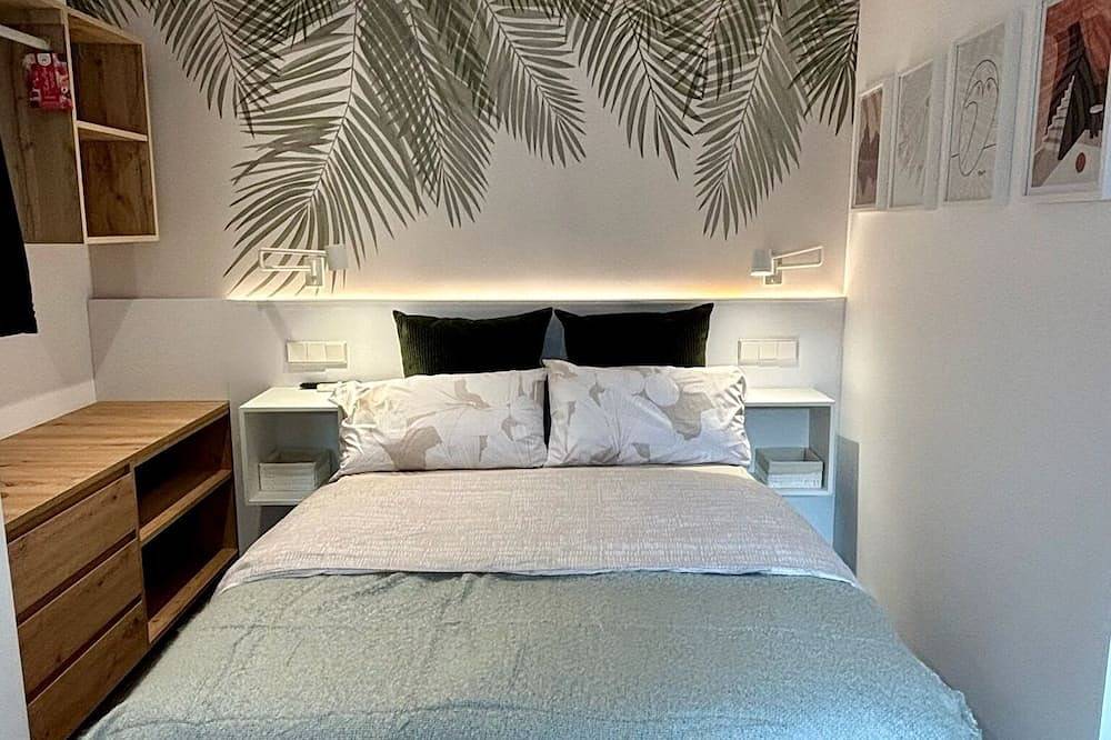 Independent Guesthouse with private terrace. Shared garden & pool. in Pozuelo de Alarcón, Madrid Province