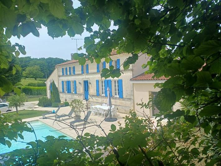 Location de vacances pour 12 personnes, avec Jacuzzi et Terrasse ainsi que Piscine et Vue dans Montchaude