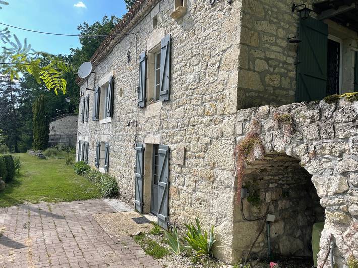 Casa de campo 'Le Cournou' con jardín privado, punto de recarga de coche eléctrico y wifi in Montcuq, Montcuq-en-Quercy-Blanc
