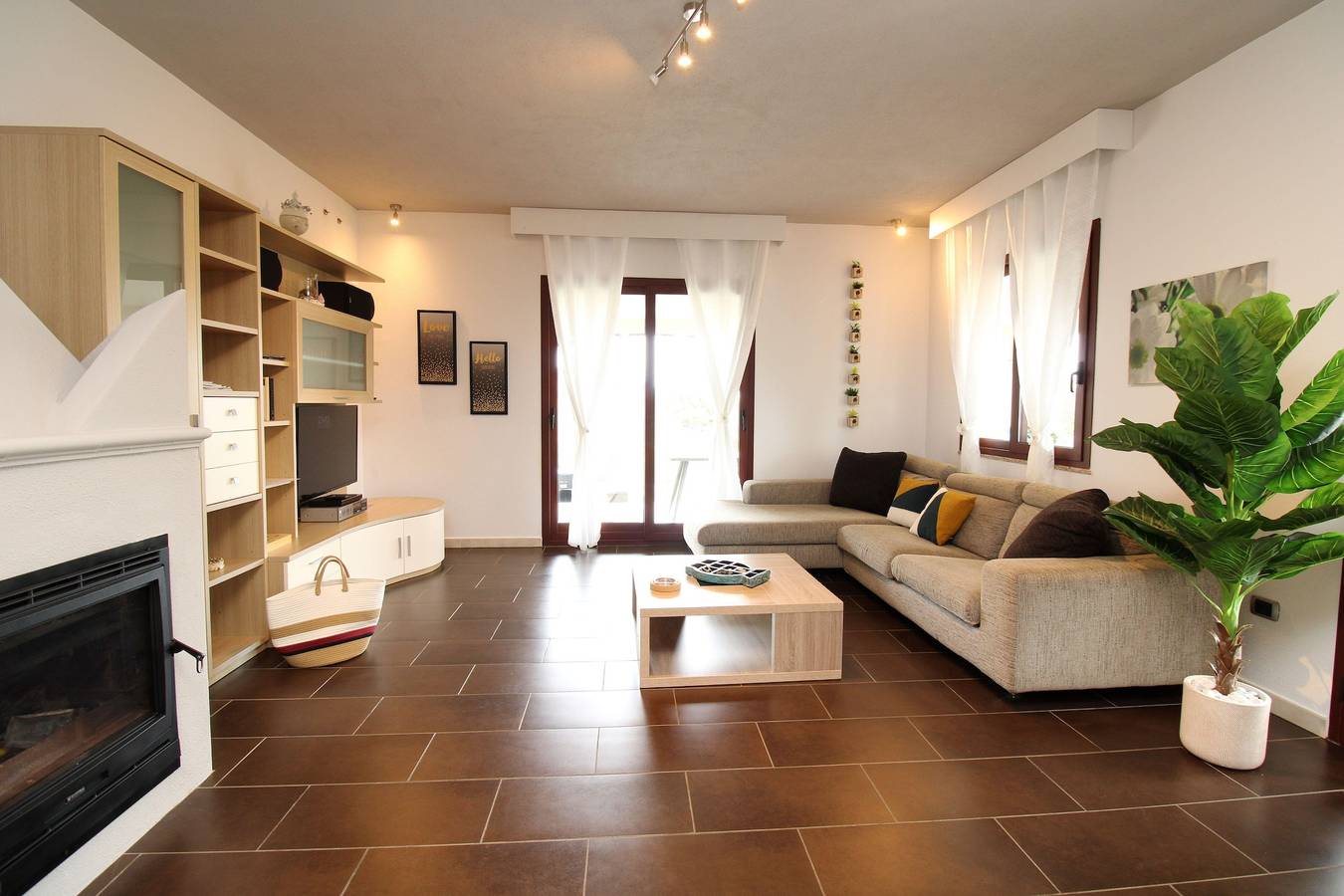 Casa vacanze con giardino e zona barbecue,3 camere letto,1 km dal mare  in La Caletta, Siniscola