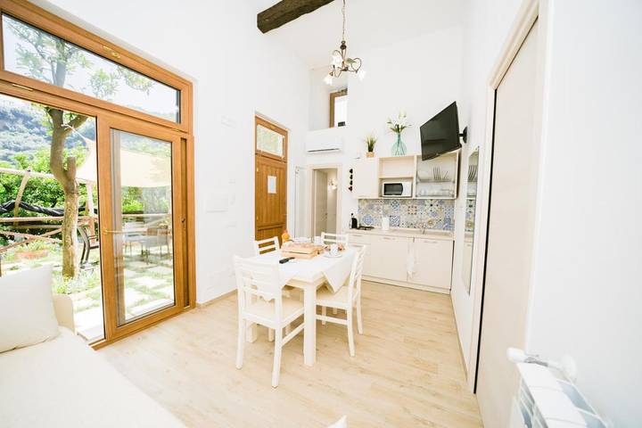 Location de vacances pour 4 personnes, avec vue ainsi que piscine et jardin à Scala - 2