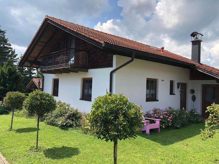 Ferienhaus für 6 Personen, mit Balkon und Terrasse sowie Garten und Seeblick