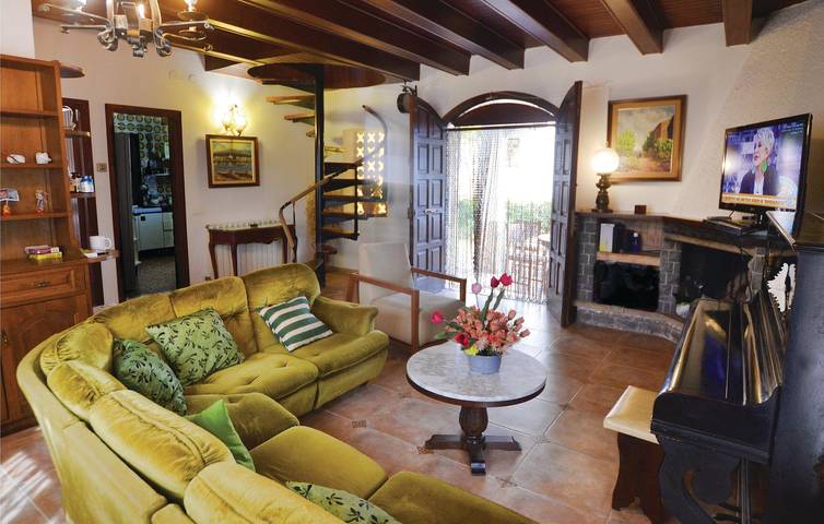 Apt avec vue sur la montagne, piscine et terrasse in Palafolls, Costa del Maresme