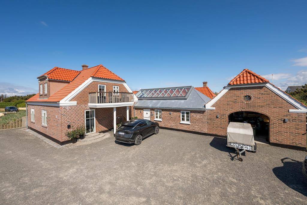 Spacious Holiday Home in Nr. Lyngvig with Hot Tub and Activity Room in Nørre Lyngvig, Hvide Sande